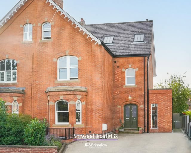 📍Norwood Road, Stretford - Eddies pick

A truly unique opportunity to acquire this stunning, seven double bedroom, period, bay-fronted and extended semi-detached residence, ideally positioned off Edge Lane in one of Stretford’s most sought-after residential locations. 💜

🏡£1,250,000
🛏️7
🛁3

See more of this property via our website!

#stretford #southmanchester