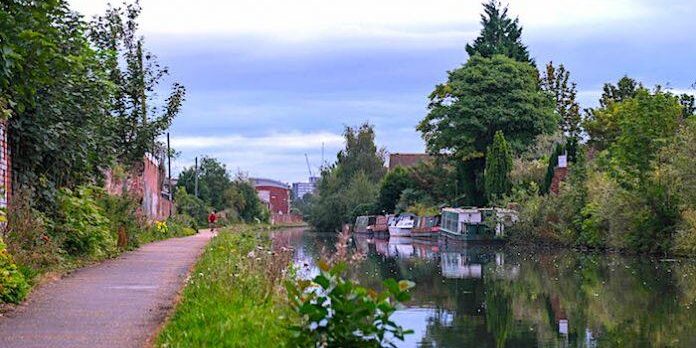 Stretford-Bridgewater-canal-696x464